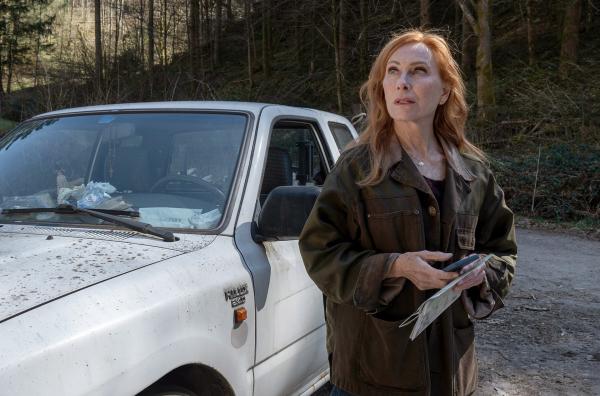 Bild 1 von 1: Lou Caspari (Andrea Sawatzki) unterstützt einen Freund, dessen Frau seit einem Gang in den Wald vermisst wird.