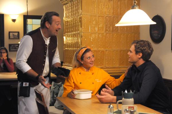 Bild 1 von 5: Während Sarah sich freut, dass Philipp in die WG zieht, ist Philipp erleichtert, dass die anderen noch nicht zugesagt haben. Von links: Gregor (Holger Matthias Wilhelm), Sarah (Sophie Reiml) und Philipp (Philipp Schneider, KLD).