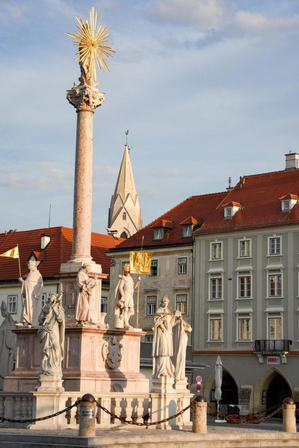 Bild 1 von 7: Im Bild: Der Hauptplatz von Wiener Neustadt.