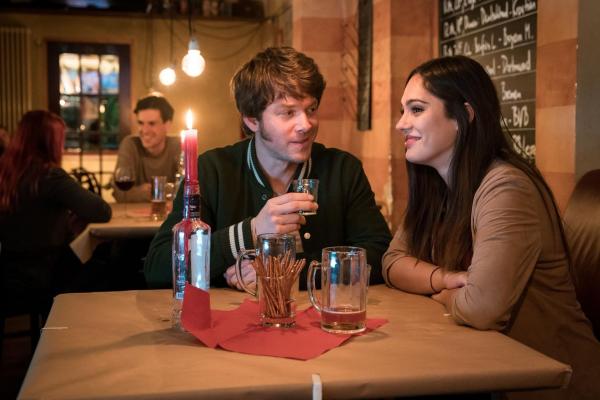 Bild 1 von 5: Tom Kowalski (Steffen Schroeder, l.); Olivia Fareedi (Nilam Farooq, r.)