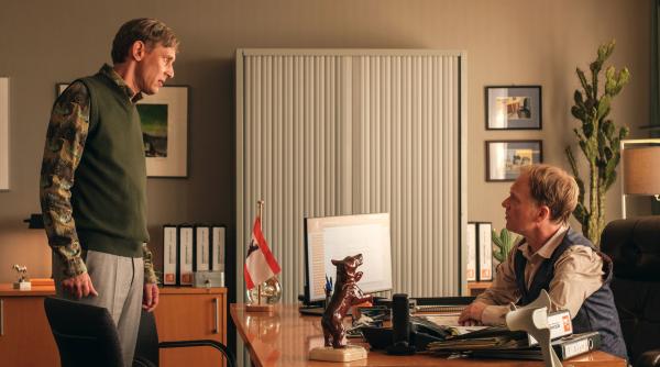 Bild 1 von 24: Dorn (Rainer Strecker, re.) spricht mit Gerald (Martin Glade) über den fehlenden Mitarbeiter Erik.