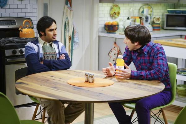 Bild 1 von 19: Raj (Kunal Nayyar, l.) und Howard (Simon Helberg, r.) schmieden einen absoluten Masterplan, um das Problem des quietschenden Bodens in den Griff zu bekommen ...