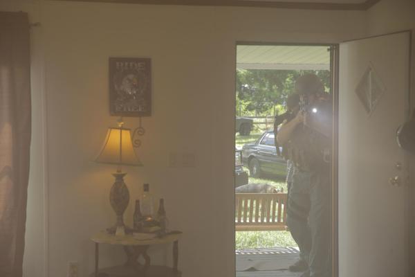 Bild 1 von 4: Hände hoch, Polizei! Auf der Spur nach dem Mörder von Curtis Ashley untersuchen die Ermittler die Wohnung des Drogendealers Glenn Sapp. Hat er ihn auf dem Gewissen?