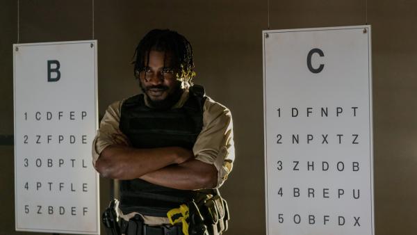 Bild 1 von 3: Mike (Tahj Vaughans) schreckt vor nichts zurück, um John und Quiet zum Sprechen zu bringen.