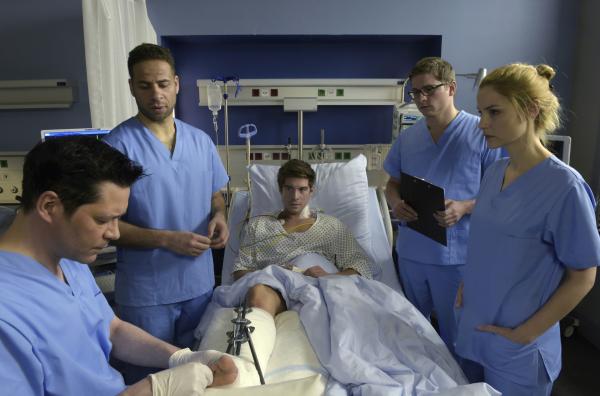 Bild 1 von 11: (v.l.n.r.) Dr. Philipp Brentano (Thomas Koch); Dr. Matteo Moreau (Mike Adler); Ben Ahlbeck (Philipp Danne); Elias Baehr (Stefan Ruppe); Julia Berger (Mirka Pigulla)