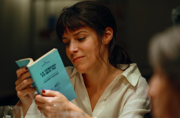 Bild 1 von 3: Eine neue Chance: Ana (Iria del Río) erhält ein Jobangebot in Edinburgh - doch Oscar will nicht mit. Wird Ana den Schritt ins Ausland auch ohne ihn wagen?