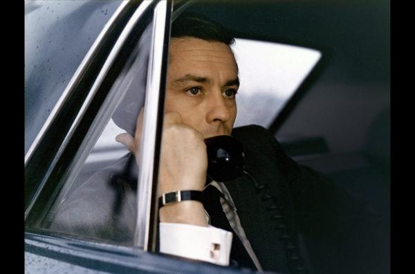 Bild 1 von 6: Kommissar Edouard Coleman (Alain Delon) wird per Autotelefon zum Tatort gerufen.
