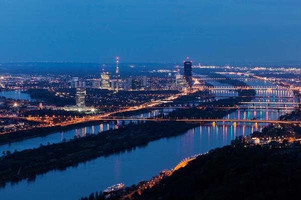 Bild 1 von 9: Die Skyline von Wien entlang am Ufer der Donau
