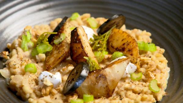 Bild 1 von 5: Im Bild: Ofensellerie auf Rollgerstlrisotto und Ziegenfrischkäse.