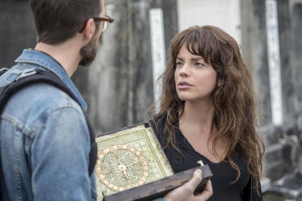 Bild 1 von 8: Für ihren aktuellen Fall begeben sich Sebastian Lund (Rob Kerkovich, l.) und Tammy Gregorio (Vanessa Ferlito, r.) auf Zeitreise ...