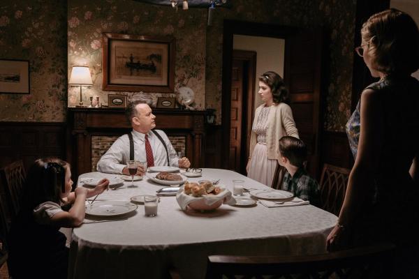 Bild 1 von 14: Weil sich Anwalt James Donovan (Tom Hanks, 2.v.l.) für seinen Mandanten sehr engagiert, sieht die Öffentlichkeit in ihm einen Landesverräter. Dies bekommen auch seine Frau (Amy Ryan, r.) und seine Kinder (Eve Hewson, 2.v.r.) zu spüren ...