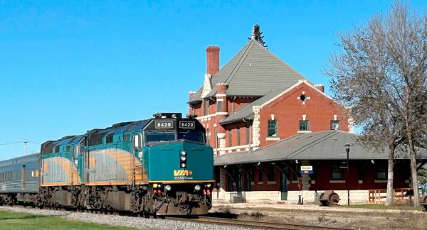 Bild 1 von 1: Der Personenzug von Via Rail erreicht den Bahnhof von Dauphin.