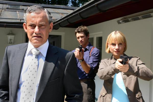 Bild 1 von 18: Im Bild (v.li.): Rolf Kanies (Dr. Michael Gertz), Andreas Kiendl (Klaus Lechner), Kristina Sprenger (Karin Kofler).