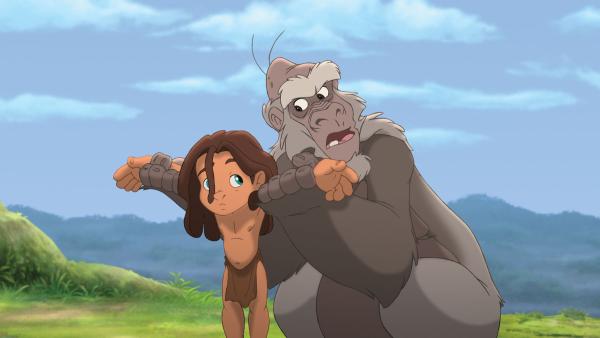 Bild 1 von 6: Der zweite Teil von Tarzan erzählt, erneut begleitet von dem bezaubernden Soundtrack von Phil Collins, von der Kindheit des kleinen Jungen. Tarzan erkennt, dass er kein Affe ist und macht sich auf, seine wahre Herkunft zu erkunden. Der junge Ausgestoßene rennt vor seiner liebevollen Mutter Kala davon und begibt sich in die Dunklen Berge, wo er dem monströsen Berggorilla Zugor gegenüber tritt. Auf seiner Reise zu den Wurzeln wird Tarzan von zwei Gorillabrüdern namens Uto und Kago und deren Mutter Gunda begleitet. Ob er so herausfindet, woher er kommt?