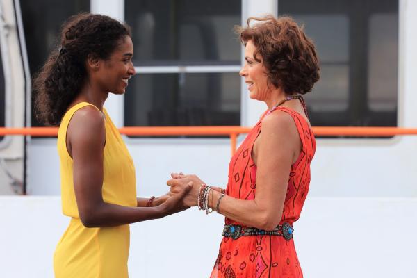 Bild 1 von 13: Camille (Sara Martins, l.) muss Catherine (Élizabeth Bourgine, r.) ihre Entscheidung mitteilen. Die ehrgeizige Camille hat ein Jobangebot bekommen, das ihre ganze Zukunft auf den Kopf stellt.