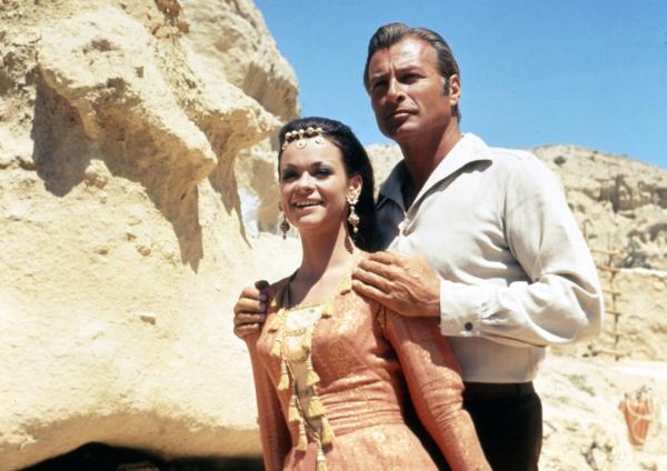 Bild 1 von 1: Der Schatz der Chaldäer befindet sich in einem Berg, der von Mara Durimeh bewacht wird. Um an diesen Schatz zu kommen, entführen die Banditen die Enkelin Ingscha (Marie Versini). Kara Ben Nemsi (Lex Barker) und seine Freunde befreien sie.