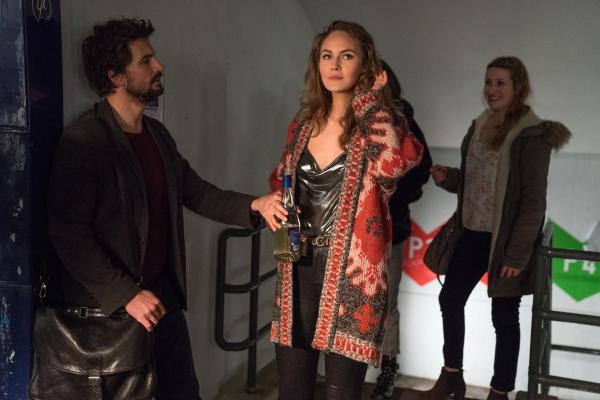 Bild 1 von 25: Lässt Einstein (Tom Beck, l.) selbst die hübsche Studentin Pia (Elena Carrière, M.) für seine neue Liebe Julia Weigert links liegen?