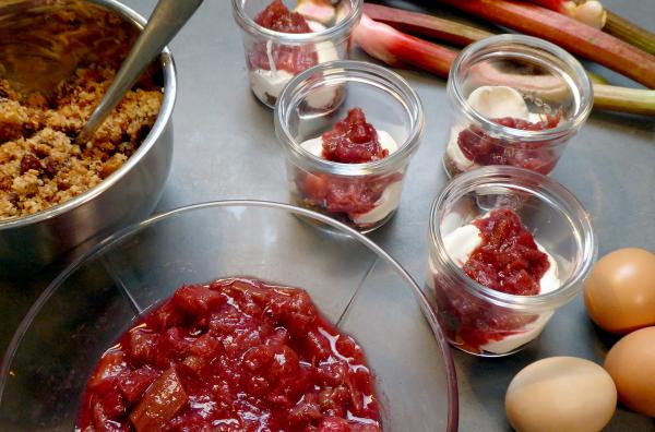 Bild 1 von 5: Selbstgemachtes Rhabarberkompott: Vor allem Rhabarber ist in der Küche von Anna und Óli Rubeksen nicht wegzudenken.