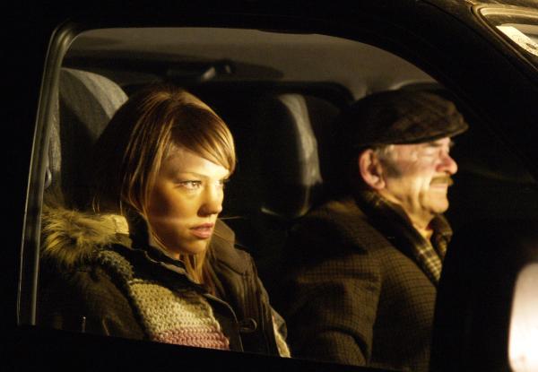 Bild 1 von 2: Anna (Britta Hammelstein, links) fährt mit Pauls Großvater Blasius (Branko Samarovski) ins Krankenhaus.