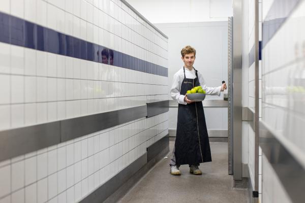 Bild 1 von 7: Durch seine Lese-Rechtschreibschwäche hat er die Regelschule ohne Abschluss verlassen. Über \