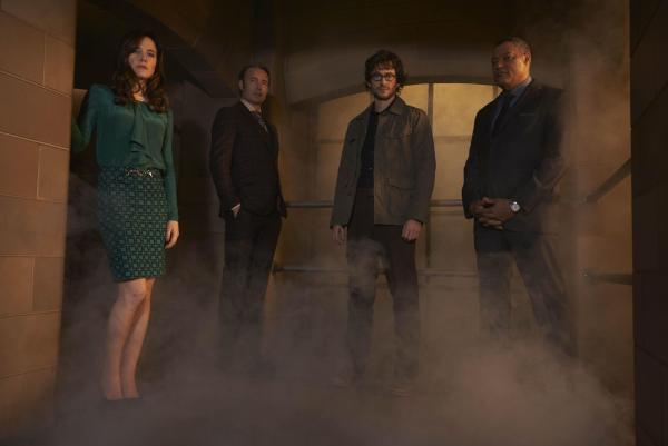 Bild 1 von 25: (2. Staffel) - Für Hannibal (Mads Mikkelsen, 2.v.l.) sind Alana (Caroline Dhavernas, l.), Will (Hugh Dancy, 2.v.r.) und John Crowford (Laurence Fishburne, r.) nur Figuren in seinem Spiel. Doch Will entwickelt sich plötzlich zu einem ebenbürtigen Gegner ...