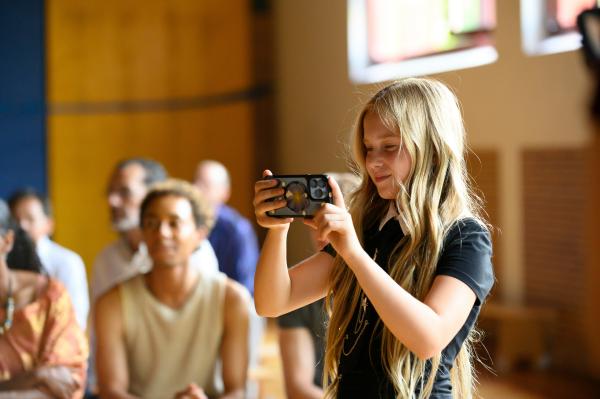 Bild 1 von 3: Sunny (Leni-Sofie Rocek, rechts) wollte die Aufführung lieber filmen als mit auf der Bühne zu stehen. Das Publikum (u.a. Toms Bruder Ben (Noel Okwanga, 2. von rechts) wartet gespannt, dass es endlich losgeht.