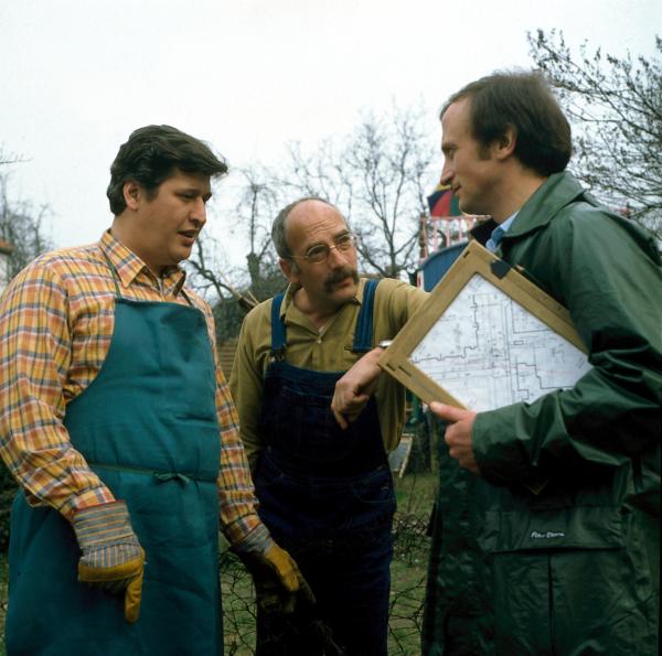 Bild 1 von 2: Peter Lustig (M.) und sein Nachbar (Helmut Krauss, l.) streiten sich: Wo verläuft die Grenze zwischen ihren Grundstücken? Und wo lässt sich der Zaun setzen?