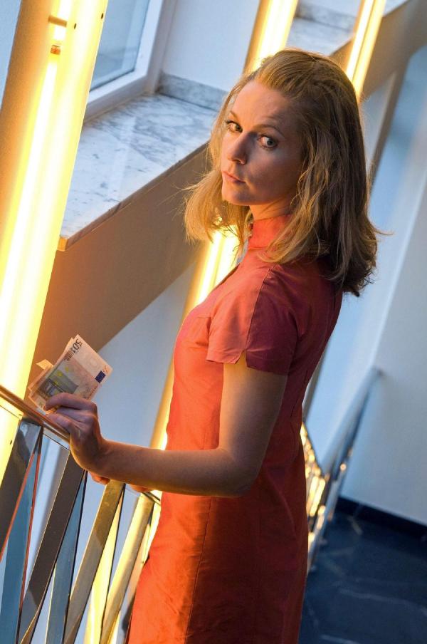 Bild 1 von 19: Von heute auf morgen steht Marie Rensberg (Lisa Martinek) mit ihren drei Kindern allein da. Ihre neuen Nachbarinnen Rana, Sonja und Valeska arbeiten als Prostituierte. Als Marie ihrem Sohn nicht mal die Klassenfahrt bezahlen kann, sieht sie ihre einzige Chance darin, auch als Hure zu arbeiten ...