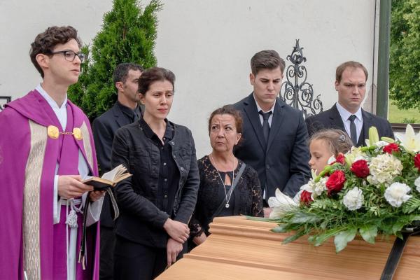 Bild 1 von 26: Im Bild (v.li.): Alexander Knaipp (Pfarrer), Daniela Golpashin (Yasemin Hinteracher), Lilay Huser (Ayse Yildirim), Ugur Ekeroglu (Cem Yildirim), Manuel Sefciuc (Tobias Stöckl).