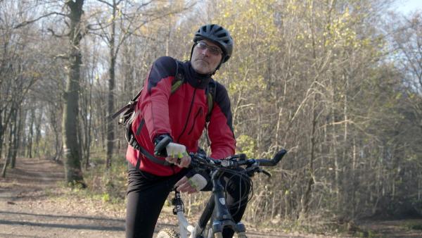 Bild 1 von 6: Im Bild: Mountainbiker im Wald.