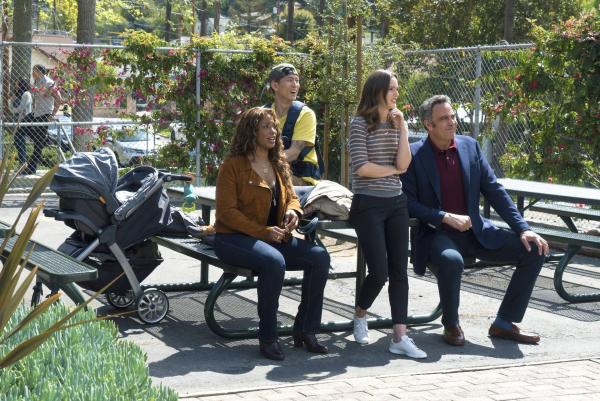 Bild 1 von 8: (v.l.n.r.) Poppy Banks (Kimrie Lewis): Miggy Park (Jake Choi); Angie D'Amato (Leighton Meester); Douglas Fogerty (Brad Garrett)