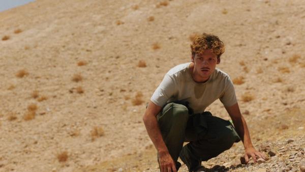 Bild 1 von 5: Guus Walema (Soy Kroon) hat nur knapp einen Flugzeugabsturz überlebt. Nun muss er sich allein durch die Wüste kämpfen. Wann werden die anderen Soldaten ihn finden?