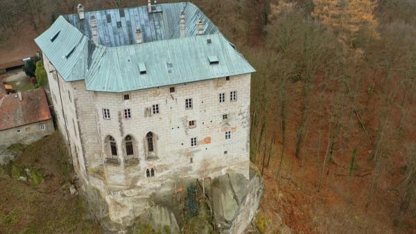 Bild 1 von 3: Thront Burg Houska über dem Eingang zur Hölle?