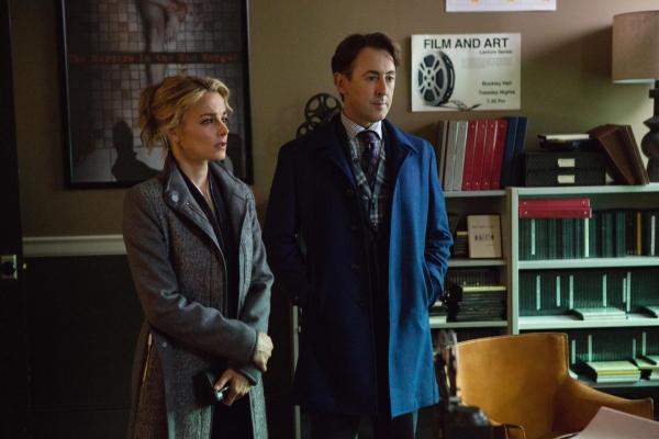 Bild 1 von 21: Det. Lizzie Needham (Bojana Novakovic, l.) und Dr. Dylan Reinhart (Alan Cumming, r.) müssen den Mord in einem Kino aufklären ...