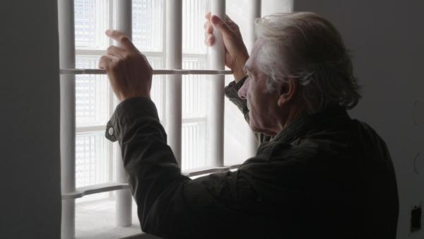 Bild 1 von 4: Der ehemalige Regimegegner José Pedro Soares wird im Sommer 1971 von der portugiesischen Geheimpolizei PIDE verhaftet und gefoltert.