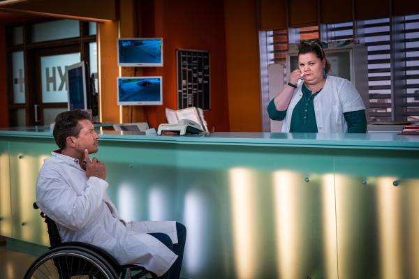 Bild 1 von 11: Dr. Lindberg (Hardy Krüger Jr., l.) freut sich, dass der Clown, den  Frauke (Manuela Wisbeck, r.) für die Kinderstation buchen konnte, so gut angekommen ist.