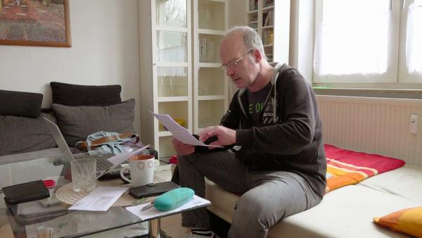 Bild 1 von 1: Robert (55) kümmert sich um seine Finanzen.