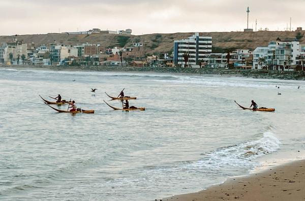 Bild 1 von 6: Die letzten Schilfbootfischer von Huanchaco fahren morgens zum Fischen raus. Nur noch wenige beherrschen ihr Handwerk.