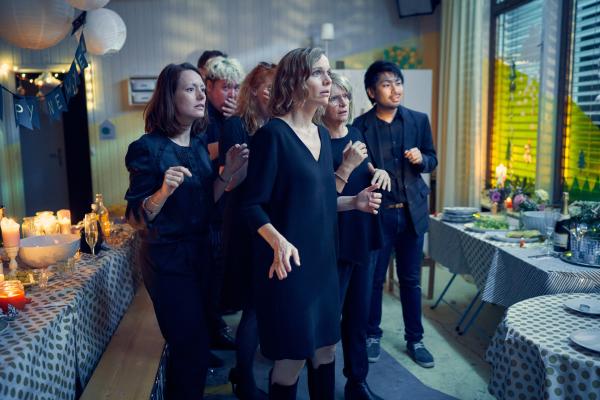 Bild 1 von 3: Die Silvester- und Geburtstagsfeier zu Ehren Paulas wird durch plötzlich anrückende Bagger unterbrochen.