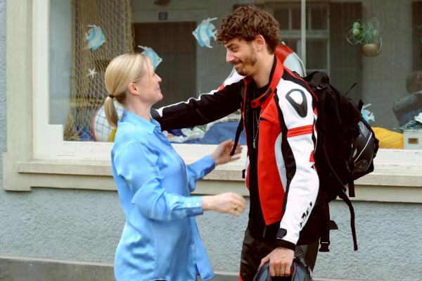 Bild 1 von 10: Vera (Sybille Waury) verabschiedet sich von Jason (Jason Giuranna).