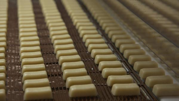 Bild 1 von 2: Für den Marzipan-Klassiker der Lübecker Firma Niederegger wird die geformte Mandelpaste im Anschluss mit Schokolade überzogen.