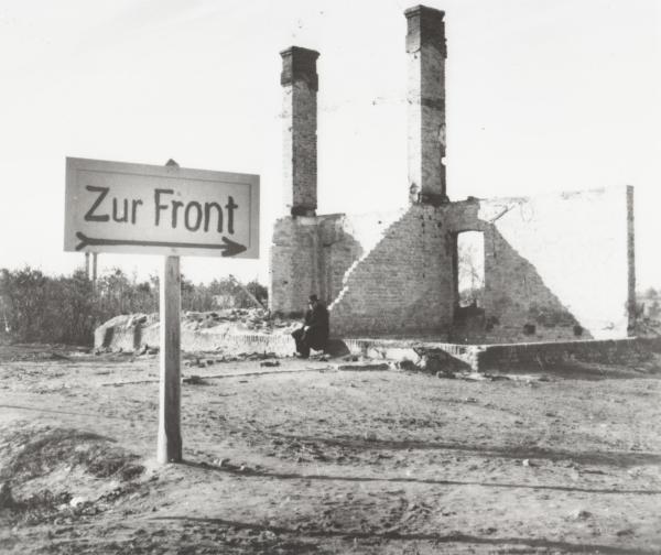 Bild 1 von 1: Momentaufnahme in einer polnischen Stadt nach dem Überfall der Wehrmacht auf das Land im Spätsommer 1939 .