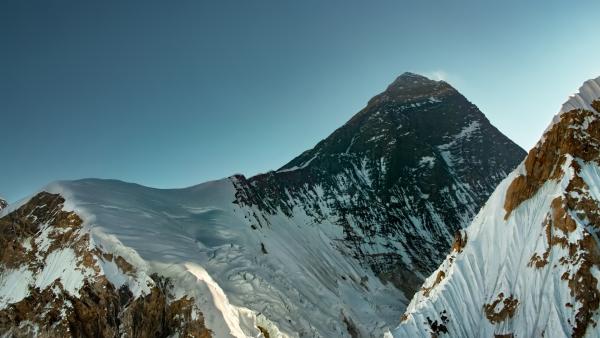 Bild 1 von 15: Im Osten des Himalaja erhebt sich der Mount Everest - mit 8848 Metern der höchste Berg der Erde.