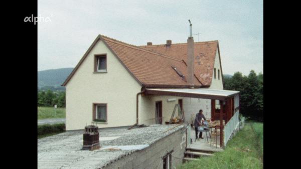 Bild 1 von 4: 1986 - im fränkischen Miltenberg leben viele Gastarbeiter und ihre Familien aus Portugal - so wie Verissimo. Er hat das Haus der Familie selbst gebaut, mit Hilfe seiner Frau und seiner Freunde.