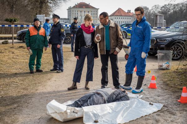 Bild 1 von 7: Die SOKOs am Tatort: Resi Schwaiger (Mersiha Husagic. l.), Franz Ainfachnur (Christofer v. Beau, m.) und Dr. Weissenböck (Florian Odendahl, r.).