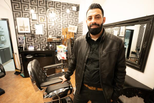 Bild 1 von 6: Mohamed Merie ist gelernter Friseur und seit 14 Jahren in Deutschland. Eine Arbeitserlaubnis scheitert immer wieder an bürokratischen Hürden.
