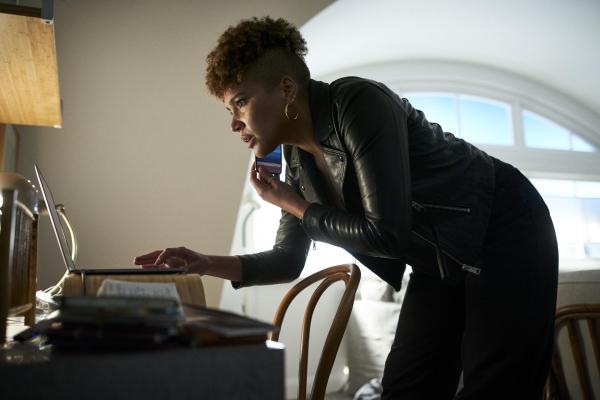 Bild 1 von 8: Mira Jones (Emmy Raver-Lampman)