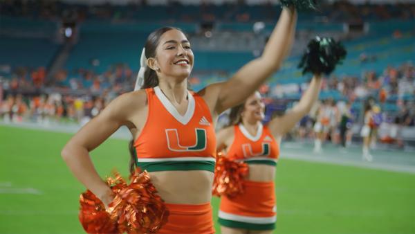 Bild 1 von 5: Carolina beim Auftritt im Stadion: Make-up, Frisur und Outfit - und das Lächeln müssen perfekt sein.