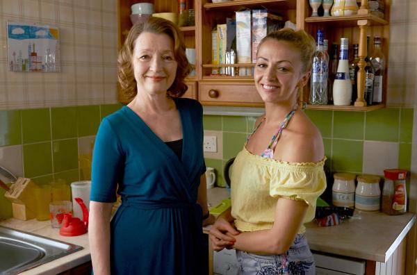 Bild 1 von 5: Maureen (Marlene Sidaway, li.) und Kelly (Lisa McGrillis, re.) verstehen sich sehr gut.