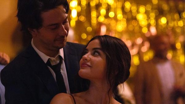 Bild 1 von 5: Die Journalistin Jane (Lucy Hale) und der Fotograf Will (Nat Wolff) fühlen sich auf der Hochzeit eines gemeinsamen Freundes sofort zueinander hingezogen.